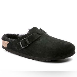 Boston clog with shearling.